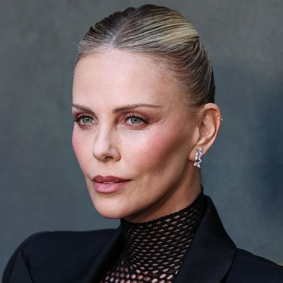 Derrière son image à Hollywood, Charlize Theron cache une blessure indélébile. Bien avant d'être oscarisée, elle a grandi dans la peur d'un père alcoolique et violent.

Charlize Theron à la première de "The Old Guard 2" au Netflix Tudum Theater à Hollywood.

©BestImage