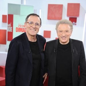 Enfin, l'ancienne star du petit écran Thierry Beccaro et l'humoriste Diane Segard viendront compléter ce plateau d'exception.

Exclusif - Thierry Beccaro et Michel Drucker lors de l'enregistrement de l'émission "Vivement dimanche" au studio Rive Gauche, présentée par M.Drucker avec une diffusion sur France 3 le 15 mars 2026, à Paris, France, le 4 mars 2026. © Guillaume Gaffiot/Bestimage