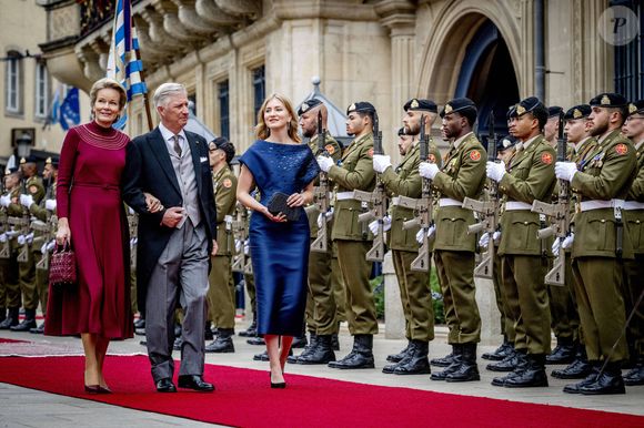 La reine Mathilde de Belgique, le roi Philippe de Belgique et la princesse Élisabeth de Belgique arrivent à la Chambre des députés pour la cérémonie de prestation de serment du grand-duc Guillaume, dans le cadre des festivités marquant le changement de souverain au Luxembourg. Luxembourg, 3 octobre 2025 (1er jour des célébrations). Photo : Dana Press / Bestimage