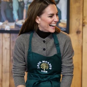 La princesse de Galles prépare un gâteau aux pommes et aux pommes de terre lors d'une visite à Long Meadow Cider à Portadown, Co Armagh, une exploitation familiale qui a évolué d'un producteur de pommes traditionnel à un producteur de cidres, de jus et de vinaigres artisanaux primés.mardi 14 octobre 2025. Photo by Chris Jackson/PA Wire/ABACAPRESS.COM