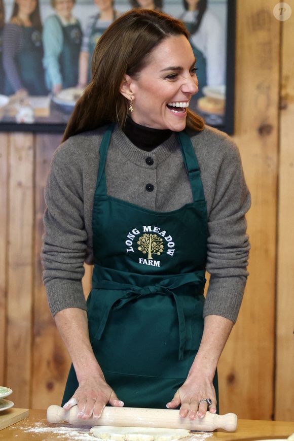 La princesse de Galles prépare un gâteau aux pommes et aux pommes de terre lors d'une visite à Long Meadow Cider à Portadown, Co Armagh, une exploitation familiale qui a évolué d'un producteur de pommes traditionnel à un producteur de cidres, de jus et de vinaigres artisanaux primés.mardi 14 octobre 2025. Photo by Chris Jackson/PA Wire/ABACAPRESS.COM