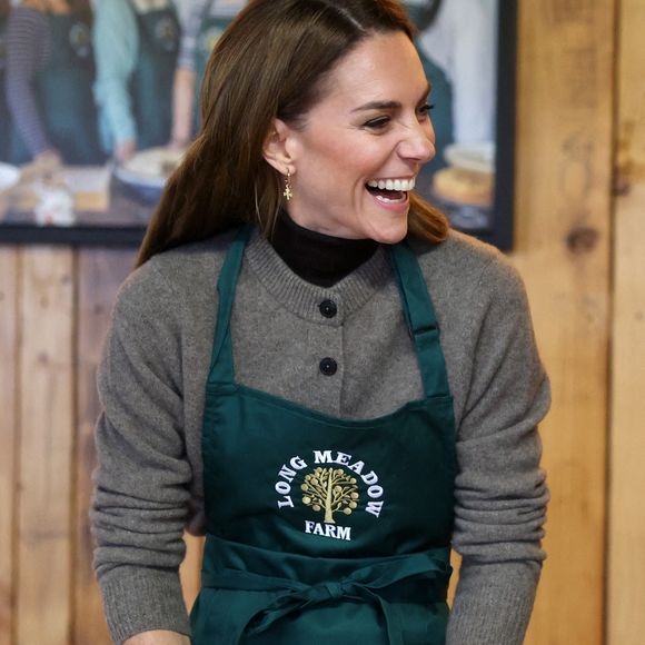 La princesse de Galles prépare un gâteau aux pommes et aux pommes de terre lors d'une visite à Long Meadow Cider à Portadown, Co Armagh, une exploitation familiale qui a évolué d'un producteur de pommes traditionnel à un producteur de cidres, de jus et de vinaigres artisanaux primés.mardi 14 octobre 2025. Photo by Chris Jackson/PA Wire/ABACAPRESS.COM