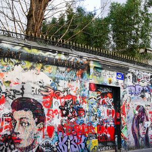 L’artiste a photographié la maison de son père avec un appareil Hasselblad pour un nouveau projet.

Maison de Serge Gainsbourg (35ème anniversaire de sa mort) à Paris, France, le 2 mars 2026. © Alexandre Fay/PixPlanete/Bestimage