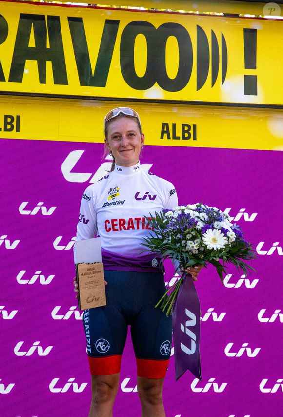 Cedrine Kerbaol (CERATIZIT - WNT PRO CYCLING TEAM), porteuse du maillot blanc du Tour de France féminin, sur le podium à Albi, France, le 27 juillet 2023. Photo by Arnaud Bertrand/ ABACAPRESS.COM