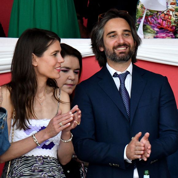 "On ne peut pas parler d'échec, quand on a connu une histoire d'amour forte et qu'on a des enfants merveilleux", a confié le père de famille qui a fait une introspection personnelle. "Mais on est altéré par ce que l'on vit, et la remise en question est vertigineuse".

Charlotte Casiraghi, son ex-mari Dimitri Rassam et la princesse Caroline de Hanovre durant la dernière soirée de la 17eme édition du Longines Global Champions Tour à Monaco, le 1er juillet 2023 sur le port de Monaco, pour le Longines Global Champions.© Bruno Bebert/Bestimage