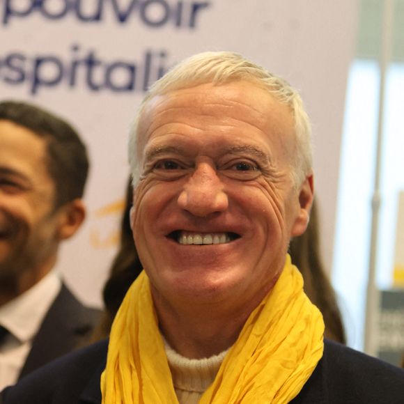 Le sélectionneur de l'équipe de France de football Didier Deschamps et Brigitte Macron se tiennent devant le bureau de poste principal de Bordeaux, dans le sud-ouest de la France, le 8 janvier 2025, alors qu'ils lancent l'édition 2025 du fonds de charité appelé "Opérations pièces jaunes", dont la fondation vise à améliorer les conditions des enfants hospitalisés. Le sélectionneur de l'équipe de France, vainqueur de la Coupe du monde 2018, Didier Deschamps, a annoncé le 8 janvier 2025 qu'il quitterait son poste après la phase finale de 2026. © Fabien Cottereau - Patrick Bernard/Bestimage