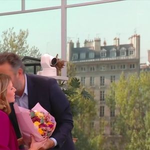 Bruce Toussaint fait ses adieux à Garance Pardigon qui quitte l'antenne de TF1 pour entamer son congé maternité.
Crédit : Bonjour/TF1