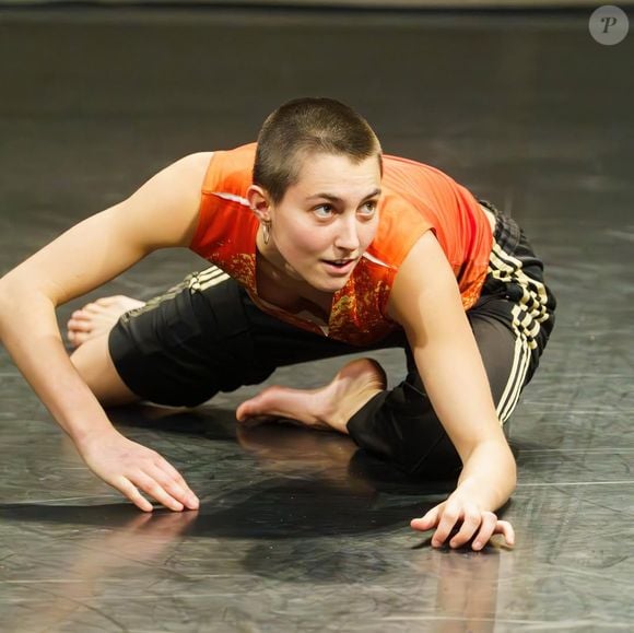 Fine, brune, d'une beauté naturelle, Lola Cahen suit les pas de son aînée en se moquant des carcans et apparaissant le crâne rasé sur plusieurs prestations... 

Lola Cahen, en plein cours de danse, sur Instagram le 15 mars 2025.