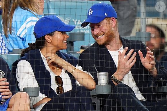Le prince Harry et Meghan Markle regardent pendant la huitième manche du quatrième match des séries mondiales de baseball de la MLB entre les Dodgers de Los Angeles et les Blue Jays de Toronto à Los Angeles, le mardi 28 octobre 2025. The Canadian Press/ABACAPRESS.COM//Frank Gunn