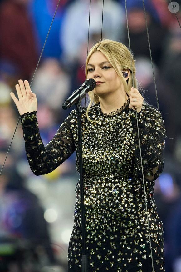 La chanteuse Louane (Louane Emera), représentante de la France au concours de l'Eurovision, interpréte pour la première fois son titre Maman, en hommage à sa mère décédée lorsqu'elle avait 17 ans, devant les 80 000 spectateurs, suspendue sur une plateforme, plusieurs mètres au-dessus de la pelouse et des musiciens, du Stade de France à la mi-temps du match du Tournoi des Six Nations opposant la France à l'Écosse, à Saint-Denis, Seine Saint-Denis, France, le 15 mars 2025. © Cyril Moreau/Bestimage
