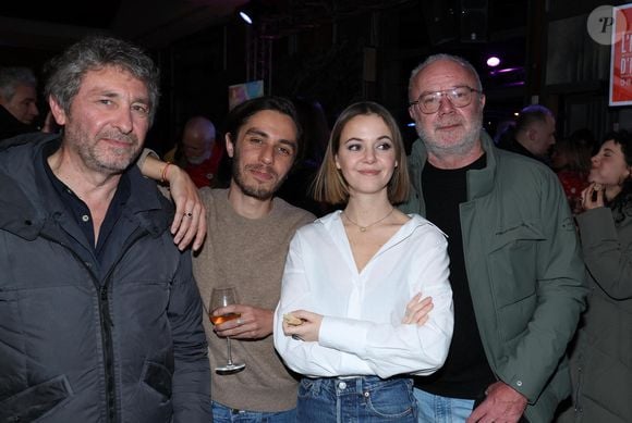 La cinéaste est venue présenter son premier film au Festival de l'Alpe d'Huez

Martin Darondeau, Enya Baroux et son père Olivier Baroux lors de la 28ème édition du Festival international du film de comédie de l'Alpe d'Huez le 18 janvier 2025. © Dominique Jacovides / Bestimage