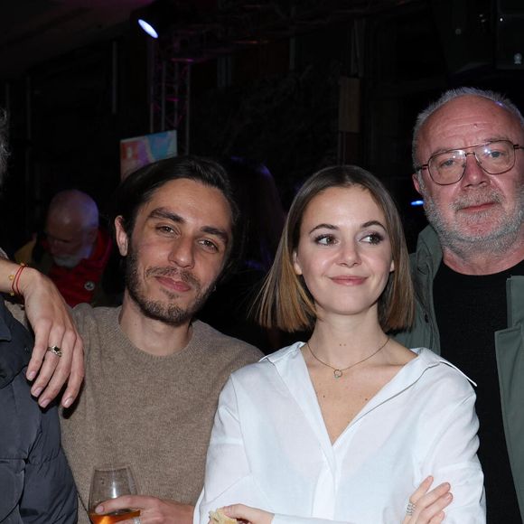 La cinéaste est venue présenter son premier film au Festival de l'Alpe d'Huez

Martin Darondeau, Enya Baroux et son père Olivier Baroux lors de la 28ème édition du Festival international du film de comédie de l'Alpe d'Huez le 18 janvier 2025. © Dominique Jacovides / Bestimage