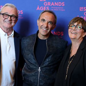 Nikos Aliagas entouré des parents de Grégory Lemarchal, Pierre et Laurence Lemarchal - Vernissage de l'exposition "Les grands âges", photographies de Nikos Aliagas au musée de l'Homme à Paris le 7 avril 2026. © Dominique Jacovides/Bestimage