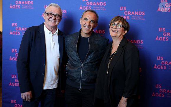 Nikos Aliagas entouré des parents de Grégory Lemarchal, Pierre et Laurence Lemarchal - Vernissage de l'exposition "Les grands âges", photographies de Nikos Aliagas au musée de l'Homme à Paris le 7 avril 2026. © Dominique Jacovides/Bestimage