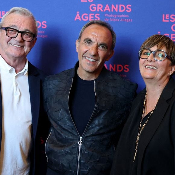 Nikos Aliagas entouré des parents de Grégory Lemarchal, Pierre et Laurence Lemarchal - Vernissage de l'exposition "Les grands âges", photographies de Nikos Aliagas au musée de l'Homme à Paris le 7 avril 2026. © Dominique Jacovides/Bestimage