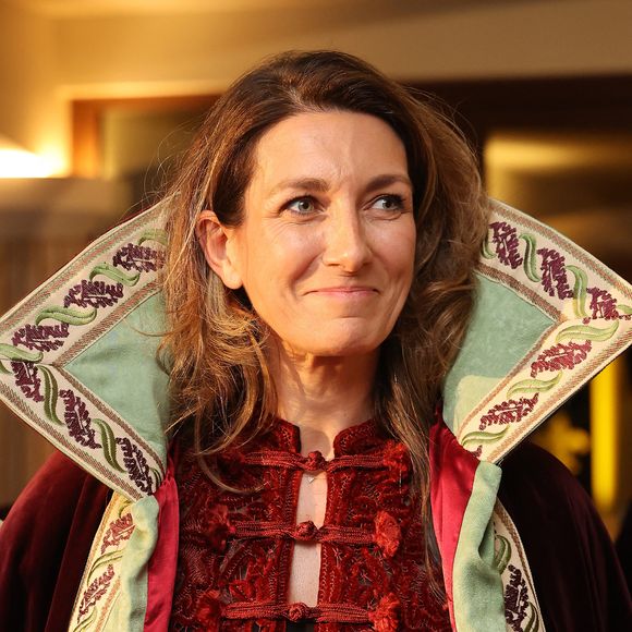 Anne-Claire Coudray lors de la fête de la fleur et l'intronisation de personnalités commandeurs et ambassadeurs par la Commanderie du Bontemps au Château Smith Haut Lafitte à Martillac le 27 avril 2023.
© Fabien Cottereau / Patrick Bernard / Bestimage