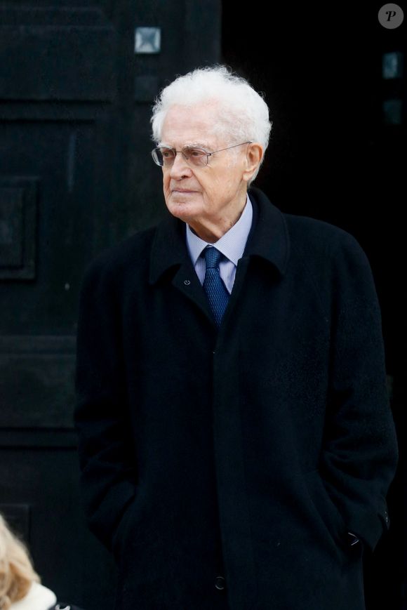 Il est revenu pour soutenir publiquement un candidat au poste de Premier secrétaire du Parti socialiste lors d’une assemblée générale à Paris.

Lionel Jospin - Personnalités à la sortie des obsèques du journaliste Jean-Yves Lhomeau au cimetière du Père Lachaise à Paris. 
© Christophe Clovis / Bestimage