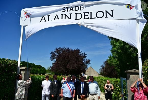 Une cérémonie en hommage à Alain Delon a été organisée un an jour pour jour après la mort de l'acteur, à Douchy-Montcorbon (Loiret), France, le 18 août 2025, commune où la star a vécu durant plusieurs décennies, une plaque a été dévoilée à l'intérieur du stade en honneur de l'acteur, qui avait équipé en 1983 les équipes de football de jeunes de Douchy de maillots à son nom et une projection d'un film documentaire de 45 mn "Delon-Douchy", écrit autour de la relation entre l'acteur et la commune, est aussi programmée en début de soirée dans la salle des fêtes communale. © Christian Liewig/Bestimage