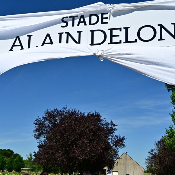 Une cérémonie en hommage à Alain Delon a été organisée un an jour pour jour après la mort de l'acteur, à Douchy-Montcorbon (Loiret), France, le 18 août 2025, commune où la star a vécu durant plusieurs décennies, une plaque a été dévoilée à l'intérieur du stade en honneur de l'acteur, qui avait équipé en 1983 les équipes de football de jeunes de Douchy de maillots à son nom et une projection d'un film documentaire de 45 mn "Delon-Douchy", écrit autour de la relation entre l'acteur et la commune, est aussi programmée en début de soirée dans la salle des fêtes communale. © Christian Liewig/Bestimage