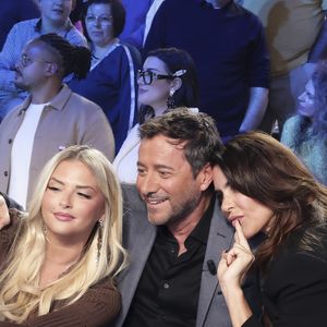 Exclusif - Bernard Montiel, Kelly Vedovelli, Sophie Coste, sur le plateau de de l’émission « TPMP » présentée par C.Hanouna et diffusée en direct sur C8, Paris, France, le 06 janvier 2025. Jack Tribeca / Bestimage