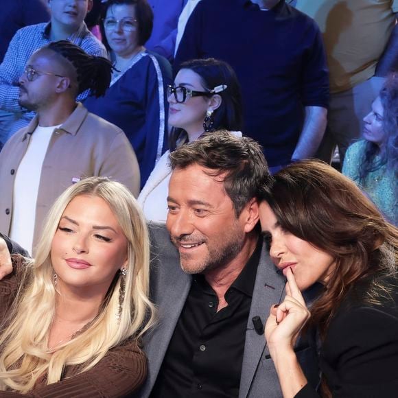 Exclusif - Bernard Montiel, Kelly Vedovelli, Sophie Coste, sur le plateau de de l’émission « TPMP » présentée par C.Hanouna et diffusée en direct sur C8, Paris, France, le 06 janvier 2025. Jack Tribeca / Bestimage