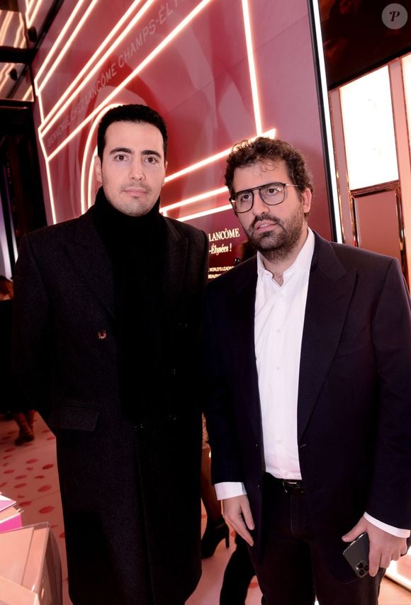 Jusqu'ici, c'est dans l'ombre qu'évoluent Jean-Victor et Nicolas Meyers, fruits des amours de Françoise Bettencourt et Jean-Pierre Meyers. 


Exclusif - Jean-Victor Meyers, Nicolas Meyers - Inauguration de la boutique Lancôme 52 Champs-Elysées à Paris le 4 décembre 2019. © Rachid Bellak/Bestimage