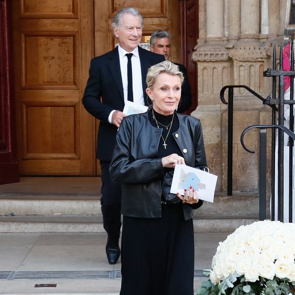 Sophie Davant et son compagnon William Leymergie - Sorties des obsèques de Philippe Labro en l'église de Saint-Germain-des-Prés à Paris le 13 juin 2025. © Dominique Jacovides - Christophe Clovis / Bestimage
