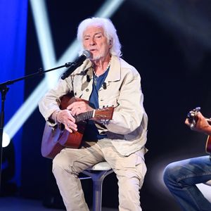 Hugues Aufray lors de l'enregistrement de l'émission "Vivement dimanche" à Paris, le 9 septembre 2025 et diffusée le 12 octobre 2025 sur France 3. © Guillaume Gaffiot/Bestimage