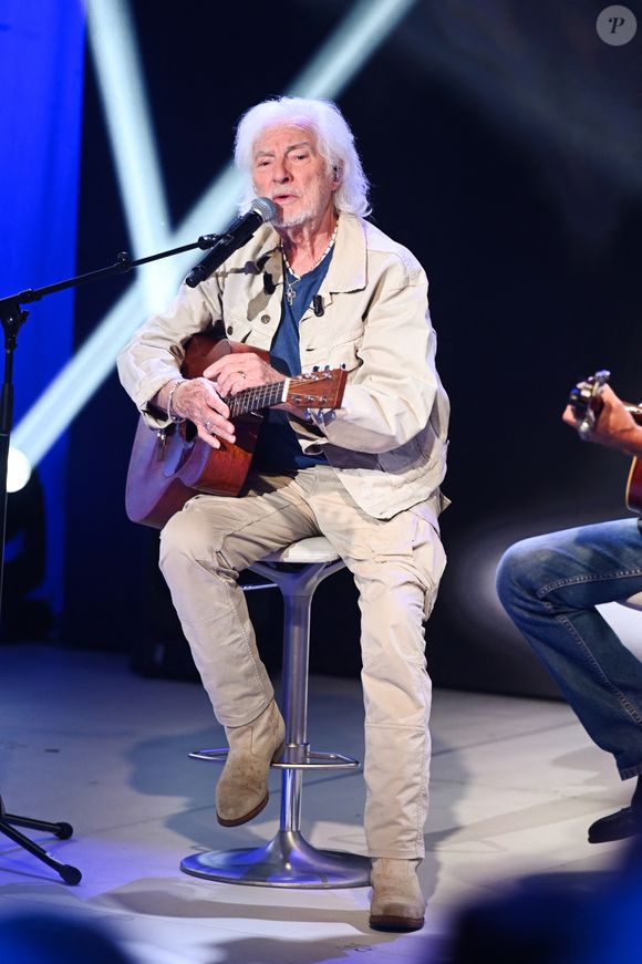 Hugues Aufray lors de l'enregistrement de l'émission "Vivement dimanche" à Paris, le 9 septembre 2025 et diffusée le 12 octobre 2025 sur France 3. © Guillaume Gaffiot/Bestimage