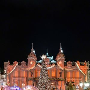 Le prince Albert II de Monaco et la princesse Charlène, avec leurs enfants, les jumeaux princiers, Jacques et Gabriella, ont donné le coup d'envoi des illuminations de la SBM, sur la Place du Casino de Monaco, le 30 novembre 2024. 
C'est sous le regard de leurs parents, du ministre d'Etat, Didier Guillaume, et de Stéphane Valeri, le président-délégué de la Société des Bains de Mer, que le prince héréditaire Jacques et sa soeur la princesse Gabriella, ont appuyé sur le buzzer déclenchant ainsi l'allumage des décors de la Place.
Les boules à neige géantes sont installées sur la place avec un tout nouveau décor animé dédié aux "moments magiques de Noël". Calendrier de l’Avent, décoration du sapin, repas de fête, douce nuit de Noël ou encore la découverte des cadeaux sont mis en scène et en musique dans chacune des cinq boules disposées autour du sapin de 18mètres de haut. © Olivier Huitel/Pool Monaco/Bestimage
