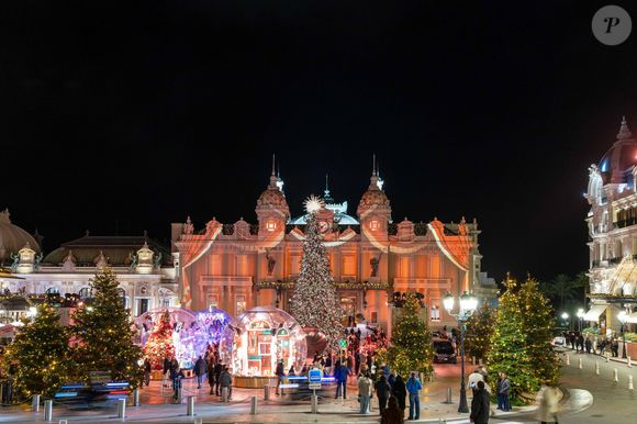 Le prince Albert II de Monaco et la princesse Charlène, avec leurs enfants, les jumeaux princiers, Jacques et Gabriella, ont donné le coup d'envoi des illuminations de la SBM, sur la Place du Casino de Monaco, le 30 novembre 2024. 
C'est sous le regard de leurs parents, du ministre d'Etat, Didier Guillaume, et de Stéphane Valeri, le président-délégué de la Société des Bains de Mer, que le prince héréditaire Jacques et sa soeur la princesse Gabriella, ont appuyé sur le buzzer déclenchant ainsi l'allumage des décors de la Place.
Les boules à neige géantes sont installées sur la place avec un tout nouveau décor animé dédié aux "moments magiques de Noël". Calendrier de l’Avent, décoration du sapin, repas de fête, douce nuit de Noël ou encore la découverte des cadeaux sont mis en scène et en musique dans chacune des cinq boules disposées autour du sapin de 18mètres de haut. © Olivier Huitel/Pool Monaco/Bestimage