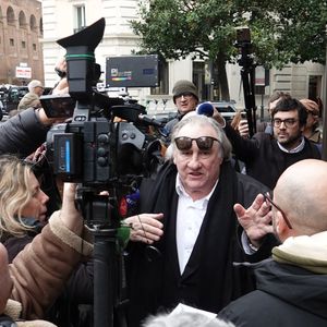 Rino Barillari, un Italien de 80 ans surnommé le "roi des paparazzi", avait accusé l'acteur français de l'avoir agressé physiquement le 24 mai 2024

Gérard Depardieu et le paparazzi Rino Barillari se réconcilient au Harry's Bar à Rome le 19 janvier 2026.
C'est au même endroit, le 21 mai 2024 que les deux hommes se sont accrochés.
Gérard Depardieu aurait frappé le photographe à trois reprises au visage car ce dernier avait bousculé la compagne de Gérard Depardieu pour faire une série de photos.
Après cet incident, les plaintes ont fusé de toute part....mais les images montrent que les deux hommes ont trouvé un terrain d'entente.  
Agence / Bestimage