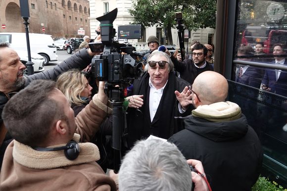 Rino Barillari, un Italien de 80 ans surnommé le "roi des paparazzi", avait accusé l'acteur français de l'avoir agressé physiquement le 24 mai 2024

Gérard Depardieu et le paparazzi Rino Barillari se réconcilient au Harry's Bar à Rome le 19 janvier 2026.
C'est au même endroit, le 21 mai 2024 que les deux hommes se sont accrochés.
Gérard Depardieu aurait frappé le photographe à trois reprises au visage car ce dernier avait bousculé la compagne de Gérard Depardieu pour faire une série de photos.
Après cet incident, les plaintes ont fusé de toute part....mais les images montrent que les deux hommes ont trouvé un terrain d'entente.  
Agence / Bestimage