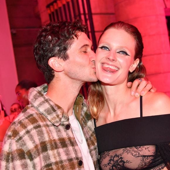 "Une journée parfaite. Merci pour tous vos messages ! Nous allons tous les deux très bien", a fait savoir Constance Jablonski en légende de sa publication Instagram.

Constance Jablonski (enceinte) et son compagnon Matthias Dandois à la 17ème édition du Etam Live Show à la Monnaie de Paris le 24 septembre 2024.© Veeren / Bestimage