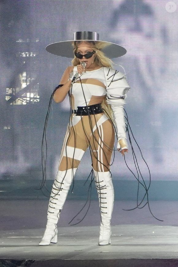De nombreux fans qui s'étaient inscrits au préalable pour accéder aux ventes n'ont pas pu accéder à Ticketmaster.

Beyonce en concert à Inglewood en Californie, le 1er septembre 2023.

Photo : Backgrid USA / Bestimage