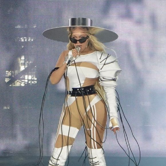 De nombreux fans qui s'étaient inscrits au préalable pour accéder aux ventes n'ont pas pu accéder à Ticketmaster.

Beyonce en concert à Inglewood en Californie, le 1er septembre 2023.

Photo : Backgrid USA / Bestimage