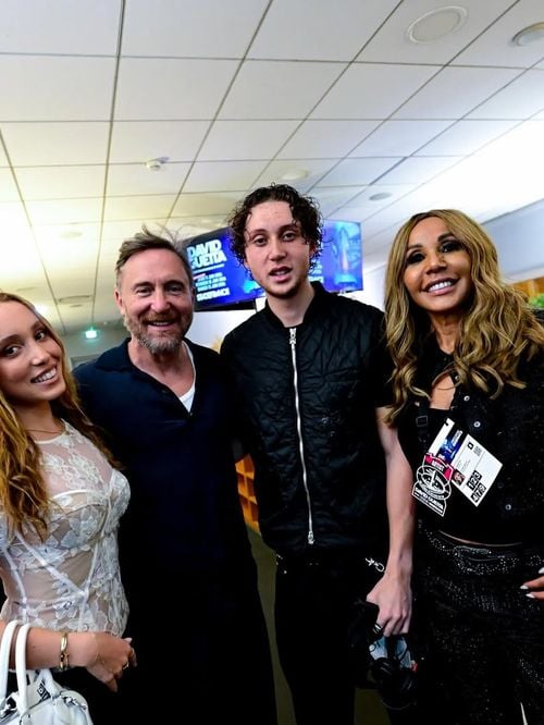 Chacun son sosie ! David et Cathy Guetta réunis avec leurs enfants Angie et Tim-Elvis, des retrouvailles festives à leur image !