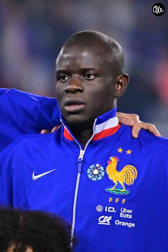 Mais le milieu des Bleus fait aussi parler de lui loin du football.

Portrait de N'Golo Kanté (n° 13 - France) lors du match de football comptant pour les qualifications de la Coupe du monde 2026, zone Europe, groupe D, opposant la France à l'Ukraine au Parc des Princes, le 13 novembre 2025 à Paris, en France. © Federico Pestellini / PsnewZ / Bestimage