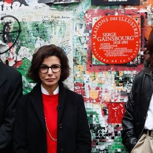 Ben Attal, Rachida Dati (ministre de la culture), Charlotte Gainsbourg lors de la cérémonie de dévoilement de la plaque "Maison des Illustres" de la Maison Gainsbourg à Paris, France, le 2 avril 2024. © Christophe Clovis/Bestimage