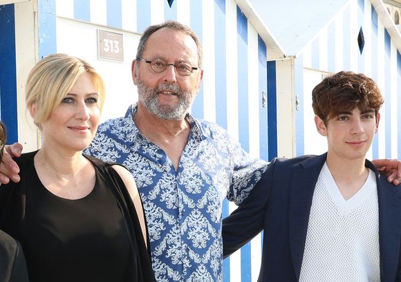Amanda Sthers, Jean Reno et Leon Hesby au photocall du film "Les promesses" lors du 37ème festival du film de Cabourg (37ème journées romantiques du 14 au 18 juin 2023), à Cabourg, France, le 16 juin 2023. © Coadic Guirec/Bestimage