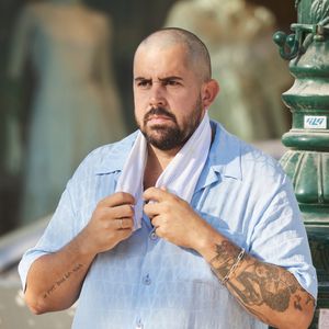 Actuellement en tournée dans toute la France avec un seul en scène, l'humoriste a froissé la presse régionale.

 Artus, crâne rasé, à la Pétanque Turquoise sur la Place des Lices à Saint-Tropez, au profit de l'association "Soleil d'Enfance". Le 11 août 2024. © Agence / Bestimage