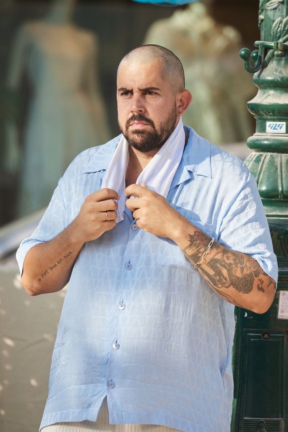 Actuellement en tournée dans toute la France avec un seul en scène, l'humoriste a froissé la presse régionale.

 Artus, crâne rasé, à la Pétanque Turquoise sur la Place des Lices à Saint-Tropez, au profit de l'association "Soleil d'Enfance". Le 11 août 2024. © Agence / Bestimage