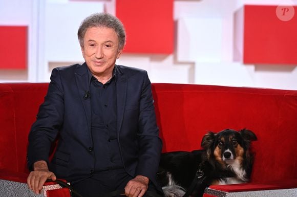 Exclusif - Michel Drucker et sa chienne Isia- Enregistrement de l'émission Vivement dimanche prochain au studio Gabriel, presentée par Michel Drucker . Diffusion sur France 2 le 21 Novembre 2021 . © Guillaume Gaffiot / Bestimage

No web, no Blog pour la Belgique et la Suisse