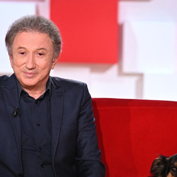 Exclusif - Michel Drucker et sa chienne Isia- Enregistrement de l'émission Vivement dimanche prochain au studio Gabriel, presentée par Michel Drucker . Diffusion sur France 2 le 21 Novembre 2021 . © Guillaume Gaffiot / Bestimage

No web, no Blog pour la Belgique et la Suisse