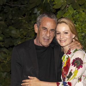 Thierry Ardisson et sa femme Audrey Crespo-Mara - Véronique Sanson en concert à l'occasion de la présentation de sa tournée "Hasta Luego" au théâtre de Verdure lors du festival de Ramatuelle le 1er aout 2023. © Cyril Bruneau / Festival de Ramatuelle / Bestimage