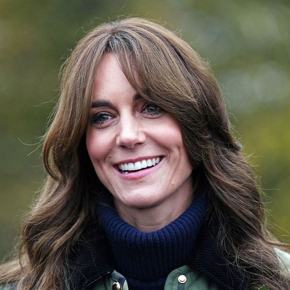 Depuis quelques années, les vestes Barbour sont de sorties chaque automne. Des vestes dont la famille royale raffole ! 

Le prince William, prince de Galles, et Catherine (Kate) Middleton, princesse de Galles, visitent Outfit Moray, une organisation caritative primée à Moray (Ecosse)© .Julien Burton / Bestimage