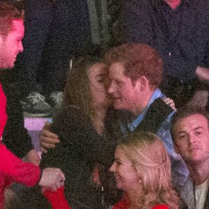 Le prince Harry et sa compagne Cressida Bonas s'embrassent dans les tribunes du stade de Wembley lors de l'évènement "We Day UK" à Londres. Le 7mars 2014 AGENCE / BESTIMAGE