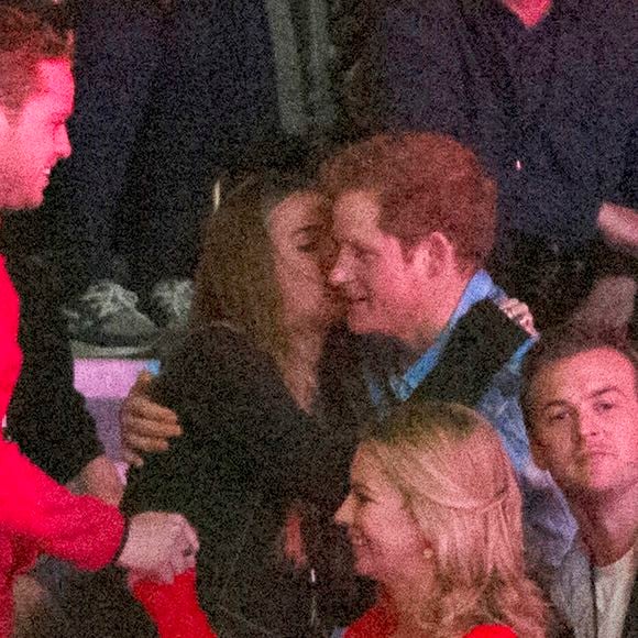 Le prince Harry et sa compagne Cressida Bonas s'embrassent dans les tribunes du stade de Wembley lors de l'évènement "We Day UK" à Londres. Le 7mars 2014 AGENCE / BESTIMAGE