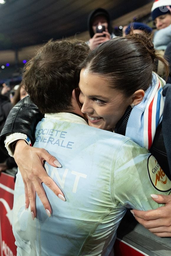 Exclusif - Antoine Dupont, Iris Mittenaere lors du match de rugby du Tournoi des Six Nations France contre Angleterre au Stade de France à Saint-Denis le 14 mars 2026. © AGENCE / BESTIMAGE