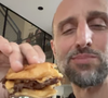 Après la compétition, il s’est offert un petit plaisir : un bon burger ! 

Arié Elmaleh participe au championnat national organisé par la Confédération Française de Jiu-Jitsu Brésilien (CFJJB), au Stade Pierre de Coubertin à Paris - Instagram